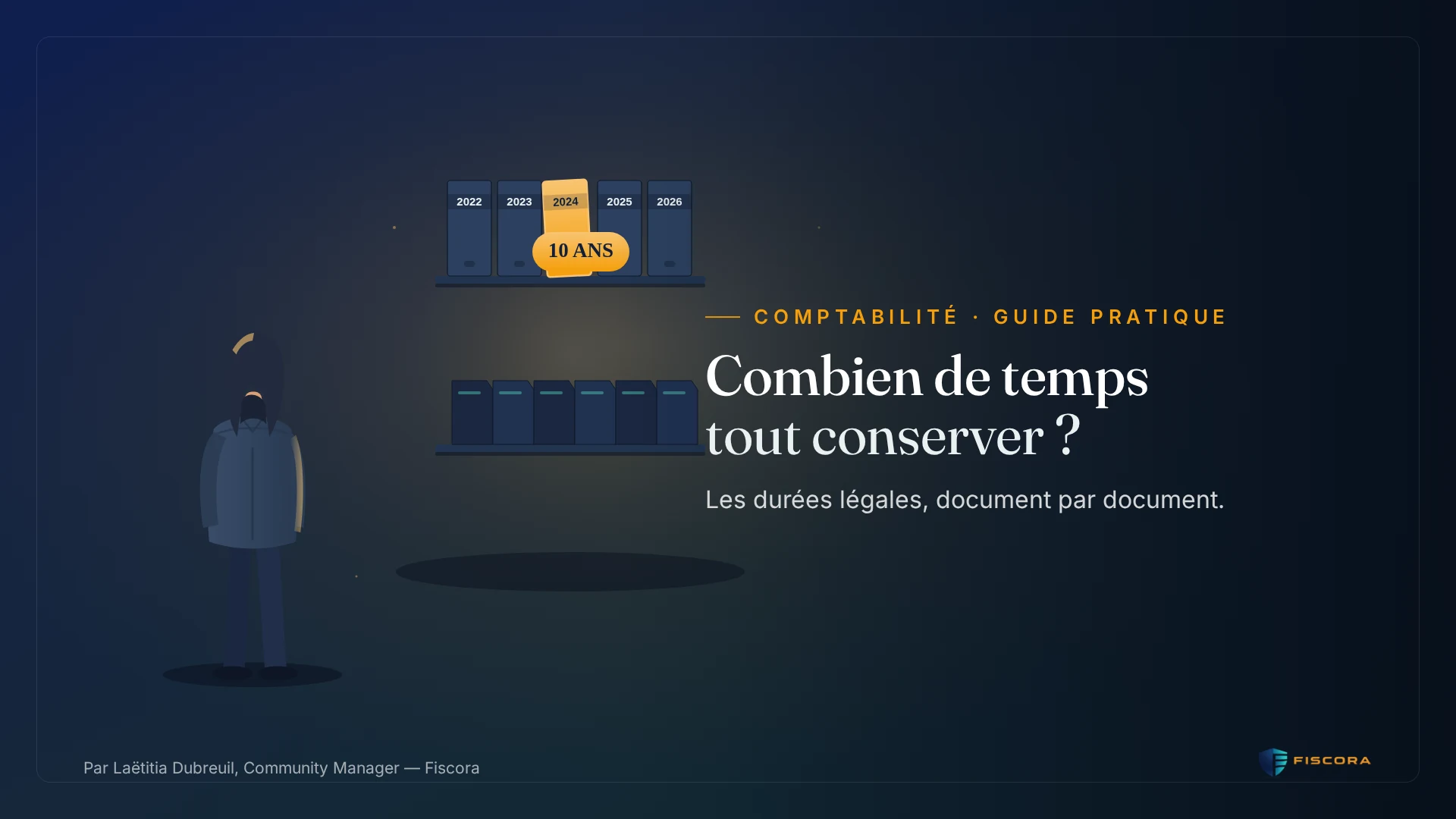 Classeurs et archives d'entreprise rangés par années sur des étagères, symbolisant la conservation des documents comptables et fiscaux